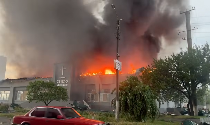 Igreja evangélica Luz do Evangelho, em Balakliya, na Ucrânia, é consumida pelas chamas após ataque de drones russos. (Captura de tela/YouTube/BeLightBC)