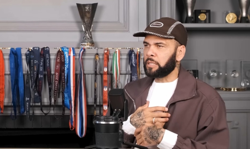 Daniel Alves. (Foto: Reprodução/YouTube/Marcos y Fer Brunet).