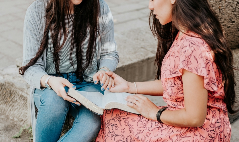 Os pesquisadores focaram em uma prática chamada oração intercessória proximal, realizada de forma presencial. (Foto ilustrativa: Fa Barboza / Unsplash)