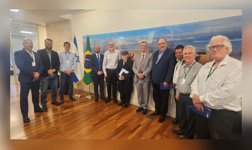 Líderes evangélicos se reúnem com o cônsul-geral de Israel, Rafael Erdreich. (Foto cortesia: Patrick Lambert)