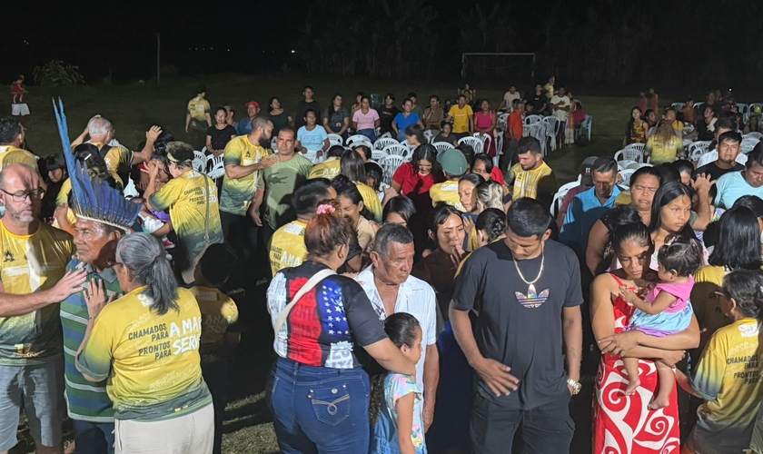 Durante a celebração final da Missão On Fire, o cacique da tribo Ticuna foi à frente e aceitou Jesus. (Foto: Arquivo pessoal)