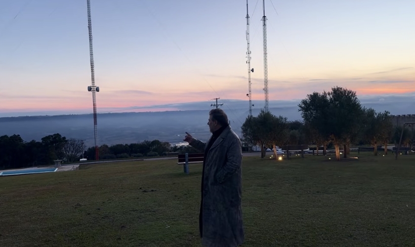 Joel Engel em frente à cabana de oração. (Foto: Ministério Engel)