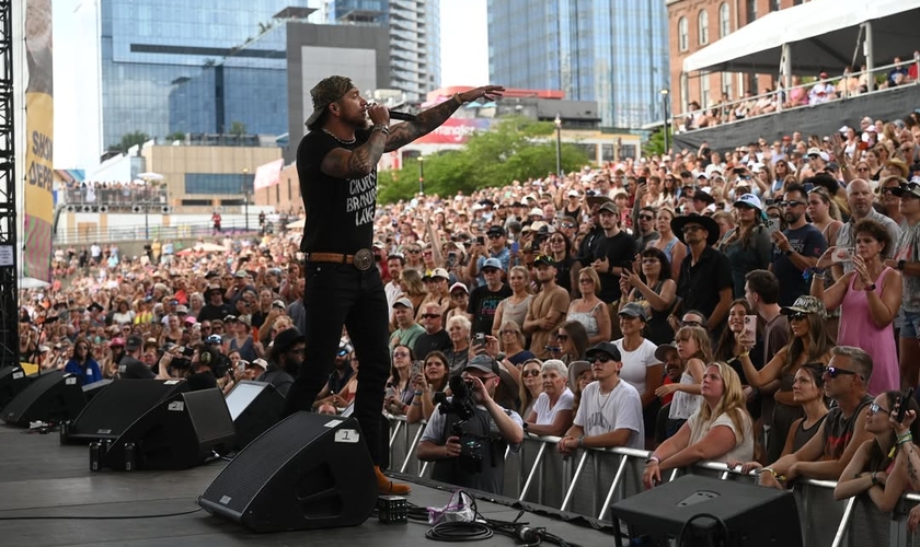 Brandon Lake lidera momento de adoração diante de milhares de pessoas no CMA Fest 2026. (Foto: Instagram/CMA)