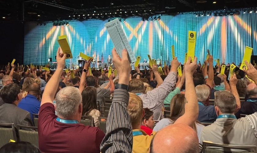 Delegados participam de votação durante a reunião anual da Convenção Batista do Sul (SBC), em Orlando, nos EUA. (Foto: Instagram/SBC Executive Committee)