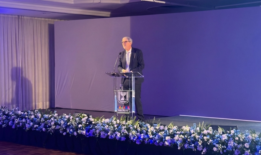 O cônsul Rafael Erdreich discursa em evento na capital paulista, destacando o papel da diplomacia e da cooperação entre Brasil e Israel. (Foto: Felipe Araujo)