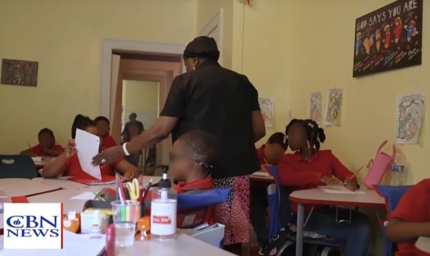 As crianças na escola. (Foto: Reprodução/CBN News)