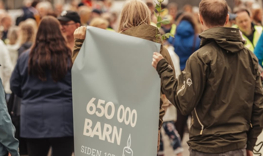 Jovens exibem mensagens em defesa da vida durante a Marcha pela Vida, realizada em Oslo, na Noruega. (Foto: Instagram/@velg.livet)