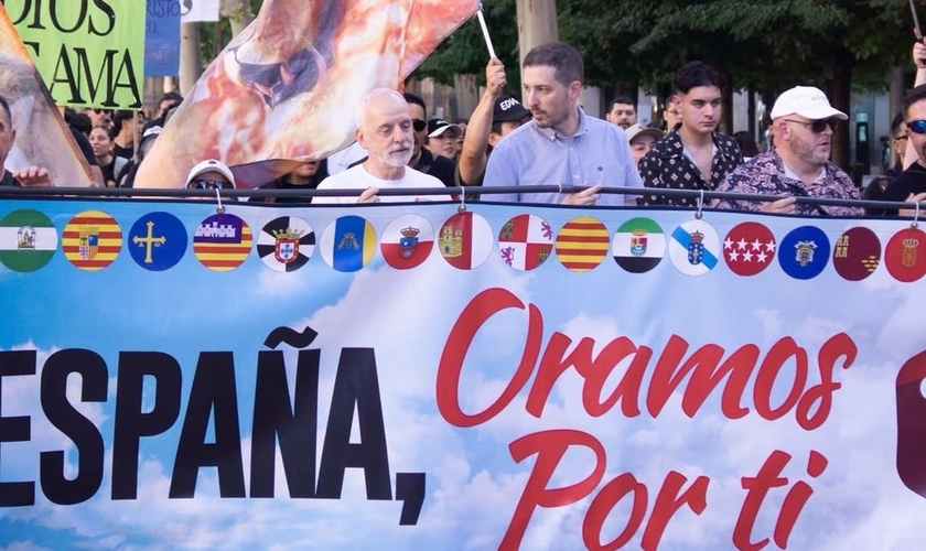 O dia nacional de oração “España Oramos por Ti” aconteceu em ligares públicos e templos. (Foto: Instagram/protestantedigital)