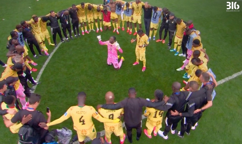 Seleção de Gana se reúne em oração após empate com a Inglaterra na Copa do Mundo. (Captura de tela/Instagram/Ballers In God)