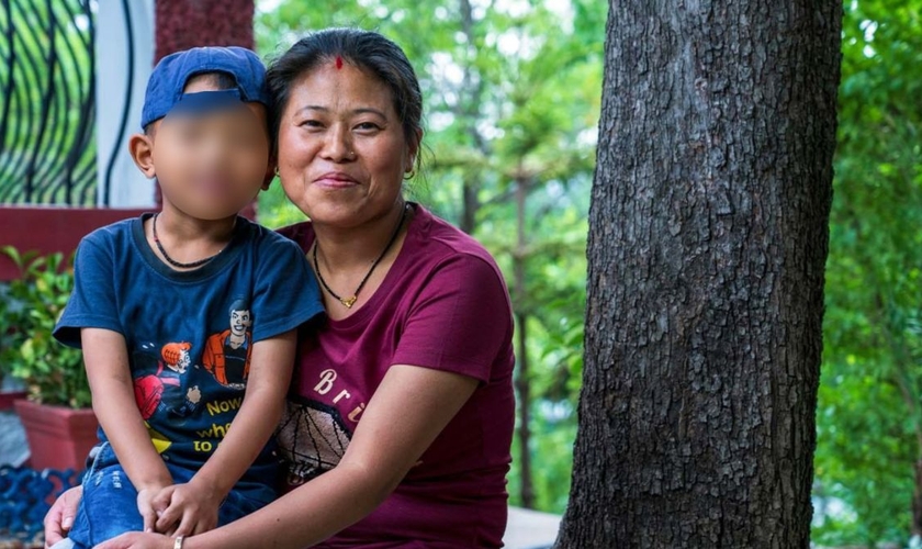 Amrita e o filho. (Foto Reprodução/Christian Aid Mission)