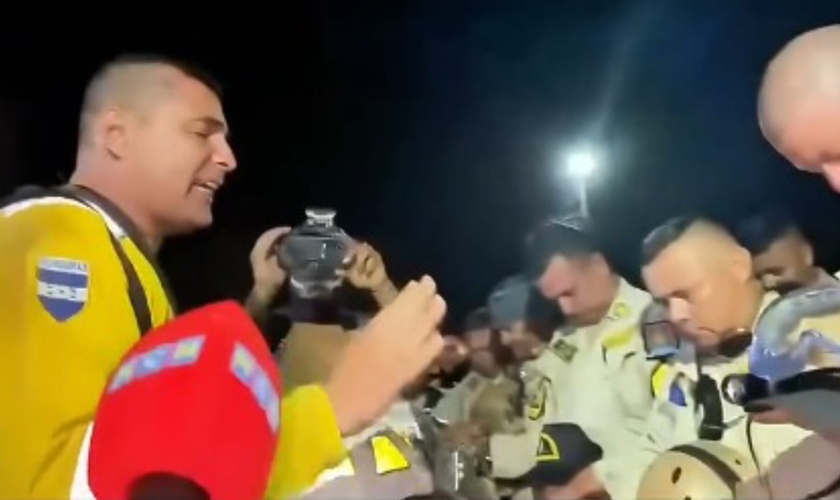 O grupo de socorristas agradeceu a Deus por resgatar vítimas. (Foto: Reprodução/Instagram/Carlos Colina).