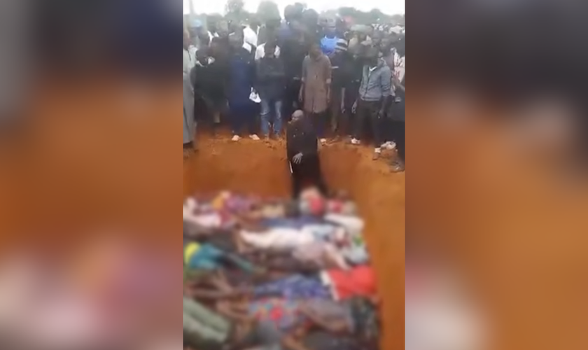 Reverendo Ezekiel Dochomo durante o enterro dos cristãos em vala comum. (Captura de vídeo/YouTube/CBN News)