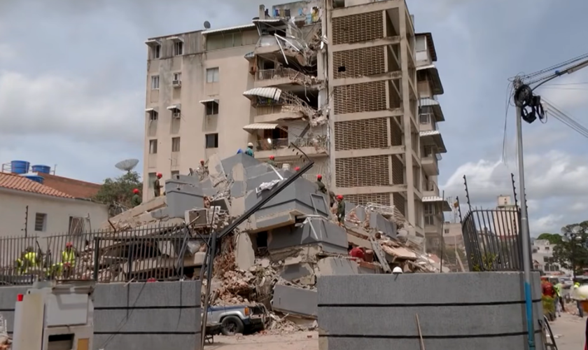 Destroços após os dois terremotos de magnitudes 7,2 e 7,5 que atingiram o estado de La Guaira, na Venezuela. (Captura de tela/El País)