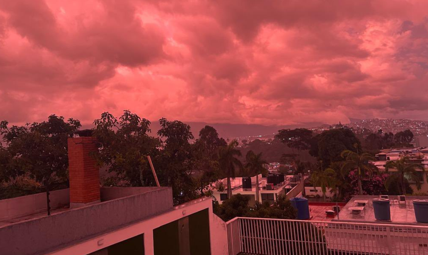 Céu avermelhado cobre Caracas dias após os terremotos na Venezuela. (Captura de tela/X/@IAMLordIAM)