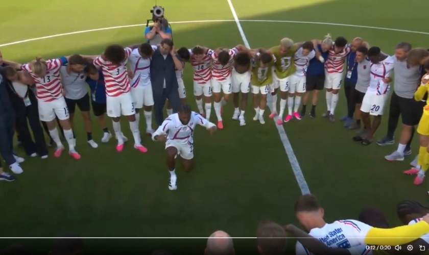 A Seleção dos EUA orou em campo. (Foto: Reprodução/X/Sean Feucht).