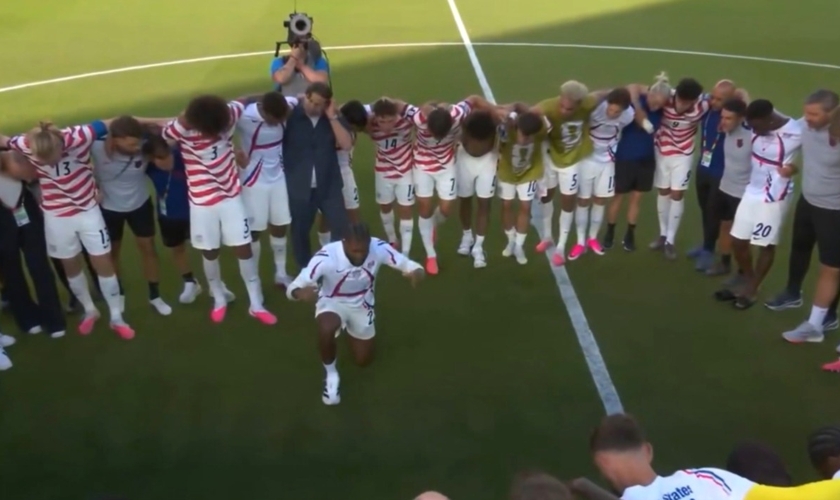 A Seleção dos EUA orou em campo. (Foto: Reprodução/X/Sean Feucht).