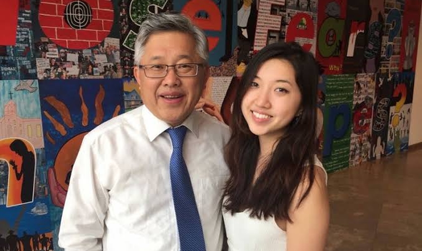 Pastor Ezra Jin Mingri ao lado de sua filha, Grace Jin Drexel, que atuou internacionalmente em defesa do pai. (Foto: Arquivo pessoal)