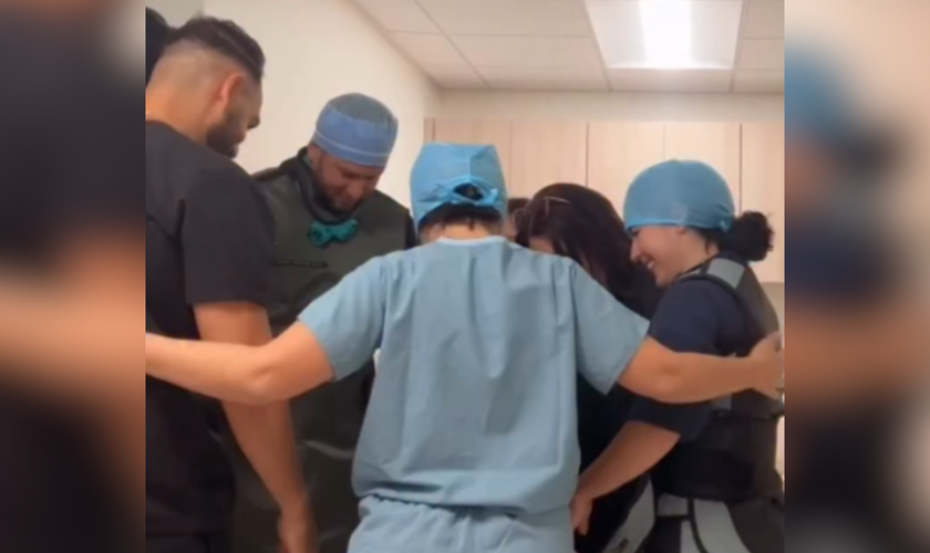 Equipe médica ora antes das cirurgias, pedindo a direção de Deus. (Captura de tela/Instagram/drchristyanthony)