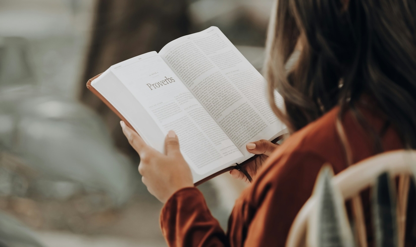 Leitores frequentes da Bíblia apresentaram mais esperança e menos estresse. (Foto: Joel Muniz / Unsplash)