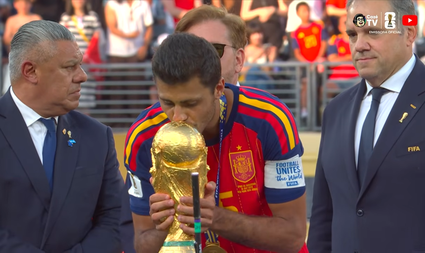Rodri beija a taça da Copa do Mundo após a Espanha conquistar o título. (Captura de tela/YouTube/CazéTV)