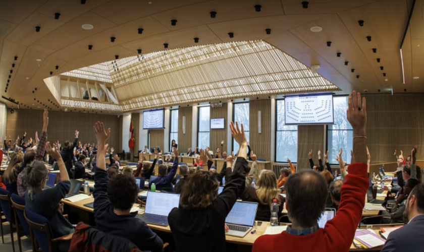 Sessão do Parlamento cantonal de Genebra durante votação sobre a proibição de símbolos religiosos. (Captura de tela/La Matinale/RTS)