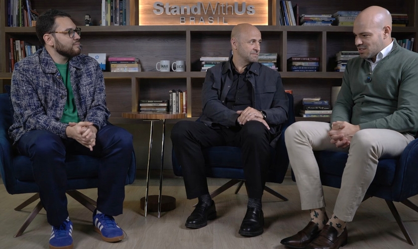 Robert Stearns é entrevistado por Igor Sabino e André Lajst, da StandWithUs Brasil. (Captura de tela/StandWithUs Brasil)