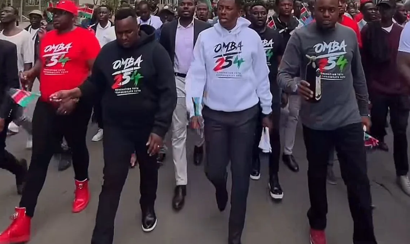 Cristãos participam de caminhada de oração promovida pelo movimento OMBA 254 pelas ruas do centro de Nairóbi, no Quênia. (Captura de tela/Instagram/City Lighters Church)