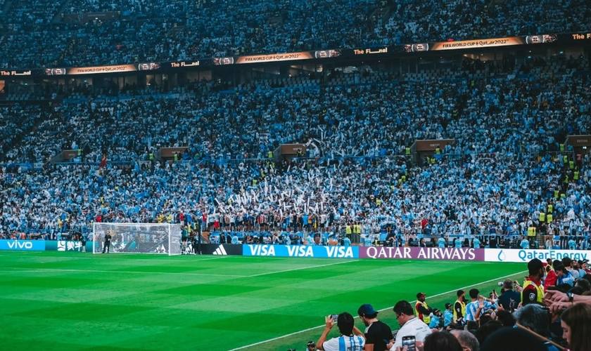 Mais de 500 pessoas aceitaram Jesus durante os evangelismos na Copa do Mundo. (Foto: Reprodução/Unsplash/Igor Batista)