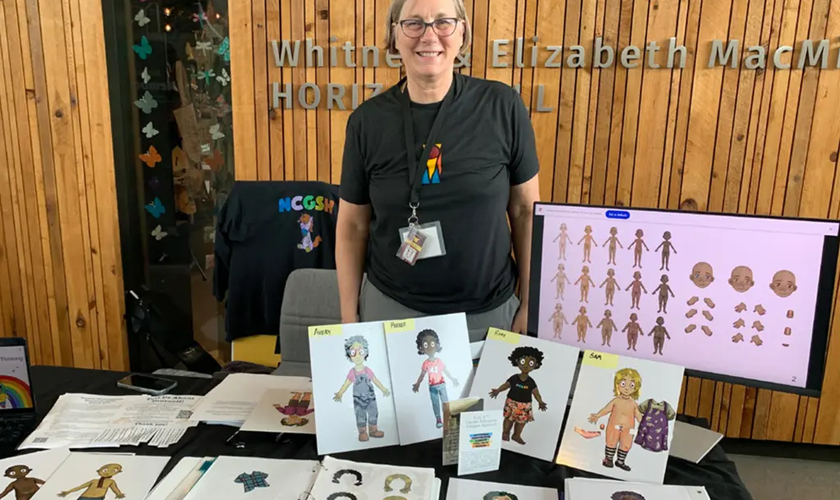 A boneca loira “Sam” aparece em etapa de transição de gênero junto à professora Dianne Berg, cofundadora do MyGender Dolls. (Foto: Universidade de Minnesota)