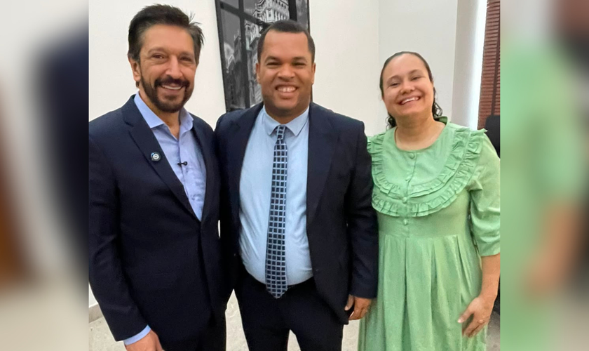 O prefeito Ricardo Nunes recebeu o Pr. Vanderson Trovão, do Projeto Missões, e sua esposa para reafirmar o apoio da Prefeitura de São Paulo à evangelização em espaços públicos. (Foto: Divulgação)