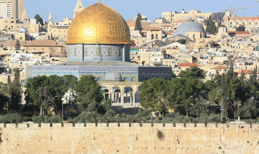 Vista do Monte do Templo, em Jerusalém, onde atualmente está localizado o Domo da Rocha, local associado pela tradição judaica ao antigo Templo. (Foto: Konrad Hofmann/Unsplash)