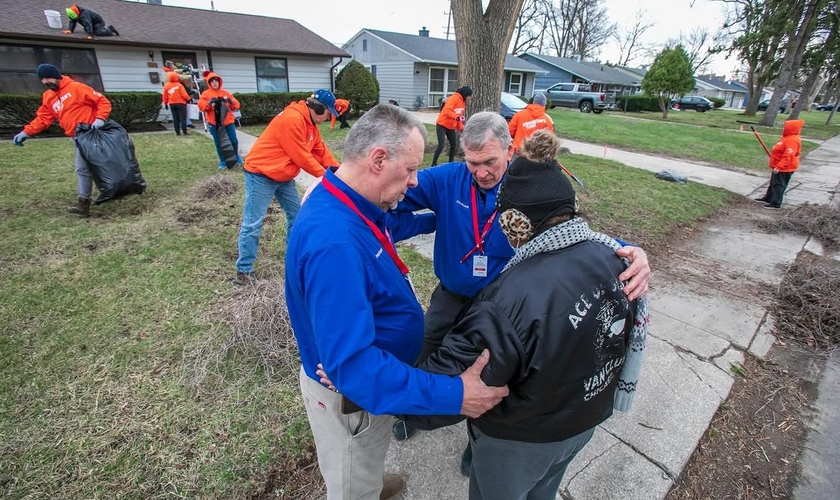 Voluntários da Samaritan's Purse e da BGEA oram durante uma ação de atendimento. (Foto ilustrativa: BGEA)