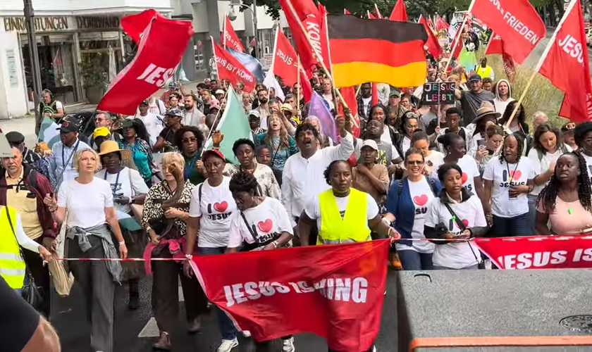 Cristãos proclamam o Evangelho durante a Marcha para Jesus pelas ruas de Berlim. (Captura de tela/YouTube/The Matengos Family)