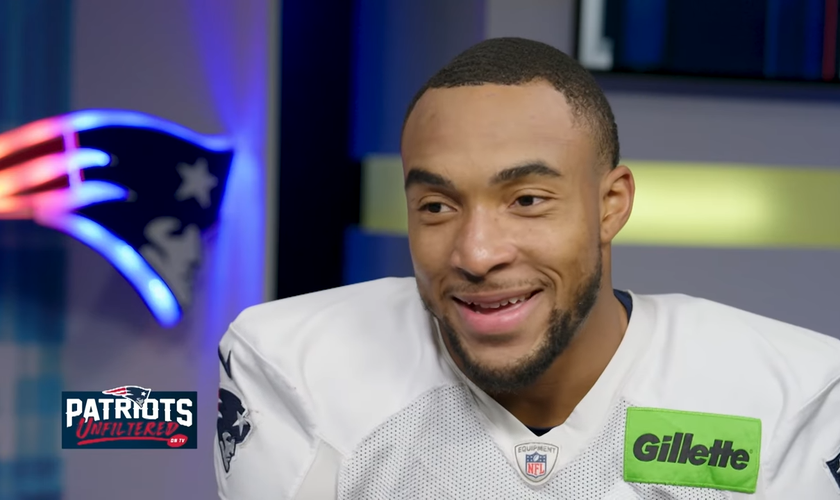 TreVeyon Henderson durante entrevista concedida ao New England Patriots. (Captura de tela/YouTube/New England Patriots)