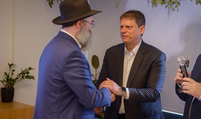 Tarcísio de Freitas, governador de São Paulo, cumprimenta o rabino Dov Goldberg. (Foto: Felipe Araújo)