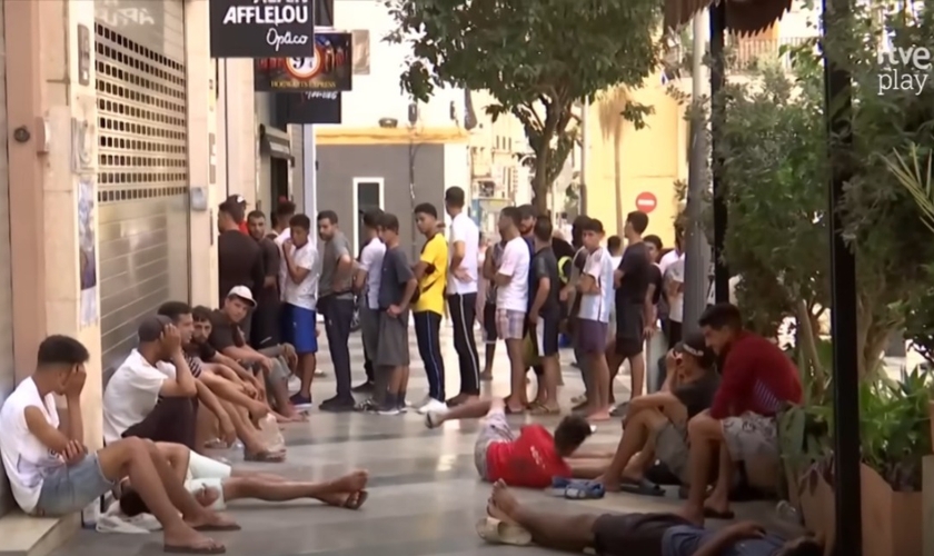 Imigrantes nas ruas de Ceuta. (Foto: Reprodução/YouTube/RTVE Noticias).