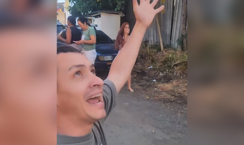 Homem sai à rua e prega aos vizinhos em meio aos tremores na Colômbia. (Captura de tela/Instagram/graciasdiostv)