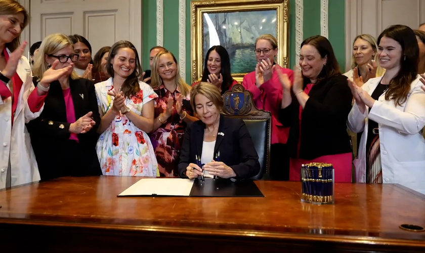 Governadora de Massachusetts, Maura Healey assina lei que permite aborto até o fim da gestação. (Foto: @Governador de Massa/X)