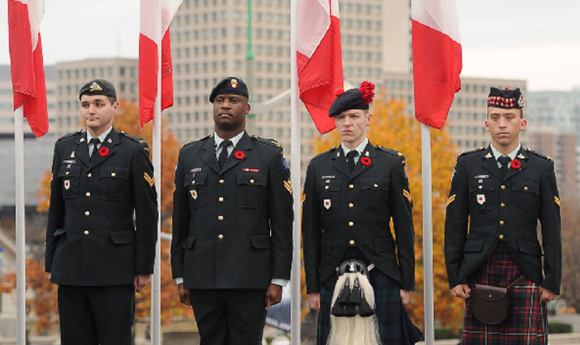 Militares das Forças Armadas Canadenses durante cerimônia com bandeiras do Canadá. (Foto: Forças Armadas Canadenses)