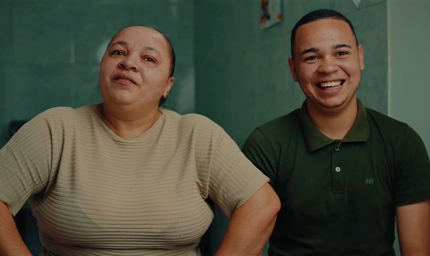 Gislaine e Nicolas. (Foto: Reprodução/YouTube/Poder de Deus).