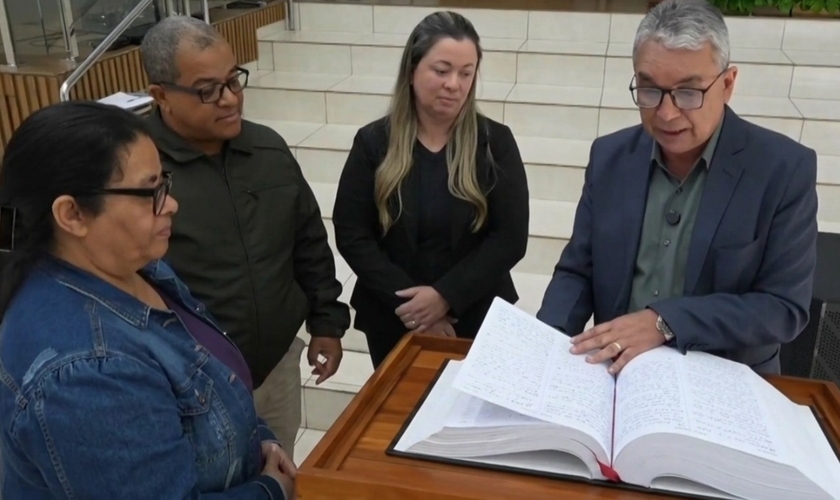 A Bíblia foi transcrita à mão por 25 participantes. (Foto: Reprodução/Meio Dia Paraná).