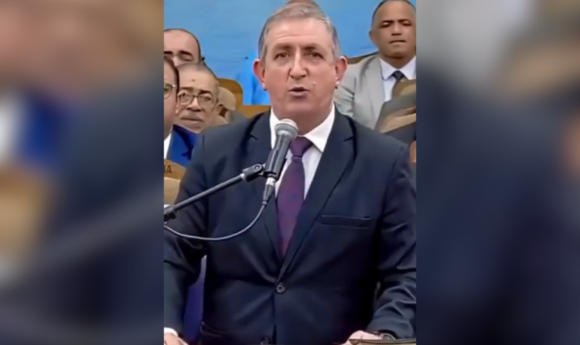 Pr. Sandro Fontoura durante ministração sobre os desafios da evangelização no Rio Grande do Sul. (Captura de tela/Instagram/prsandrofontoura)