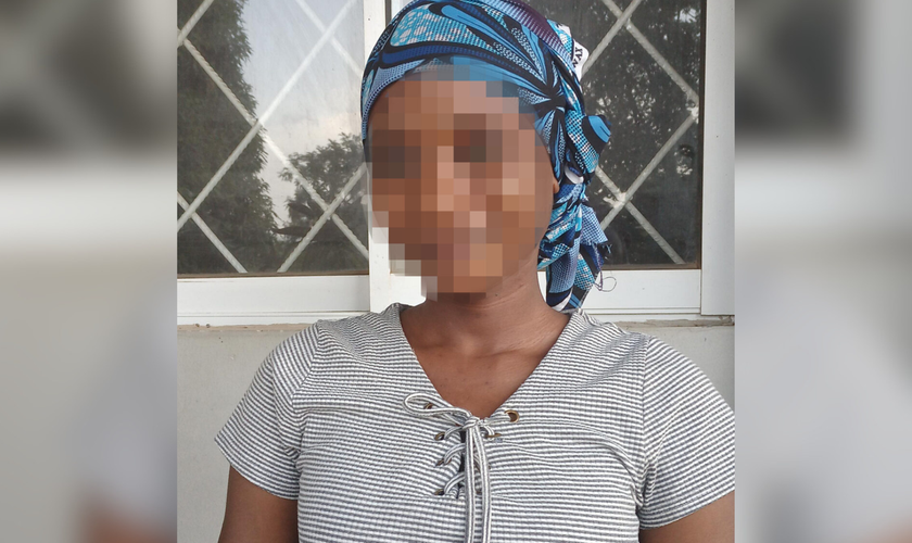 Sarah, jovem cristã que foi presa após deixar o islamismo e se converter ao cristianismo na Nigéria. (Foto: ADF International)