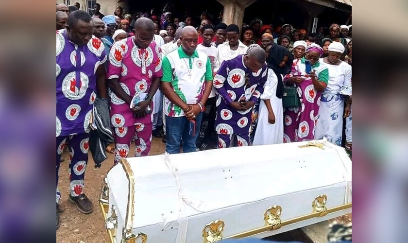 Sepultamento do líder cristão Filibus Usman Kuje na Nigéria. (Foto: Morning Star News).
