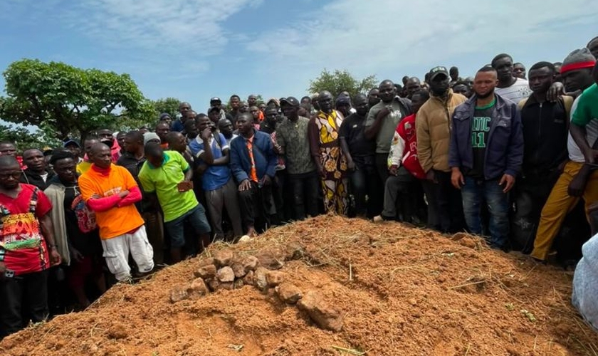 Moradores se reúnem durante o sepultamento de vítimas de ataque no estado de Plateau, na Nigéria. (Foto: ICC)