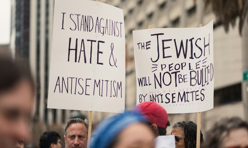 Manifestantes seguram cartazes contra o antissemitismo e em apoio ao povo judeu durante ato público. (Foto representativa: Levi Meir Clancy / Unsplash)