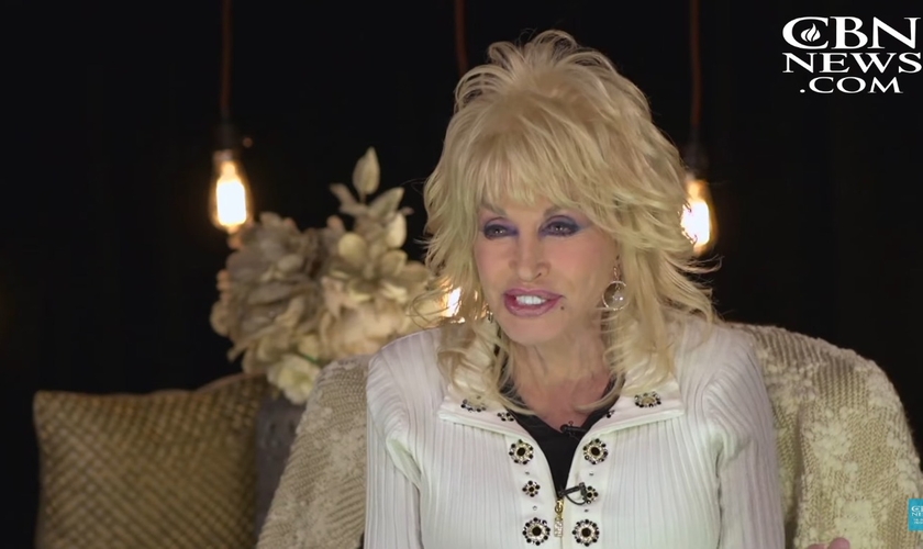 Dolly Parton. (Foto: Reprodução/YouTube/CBN News).