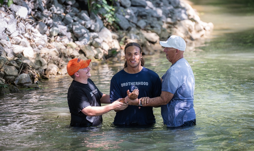 Kris Mandy, calouro da Carson-Newman, é batizado em Mossy Creek. (Foto: Carson-Newman University)