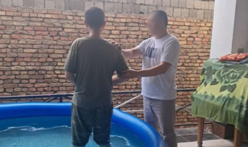 Muhat durante seu batismo secreto na Ásia Central. (Foto: Portas Abertas)