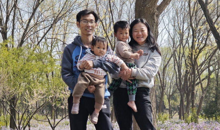 Wu Qiuyu com o esposo e os filhos. (Foto: Yang Jun/China Aid).